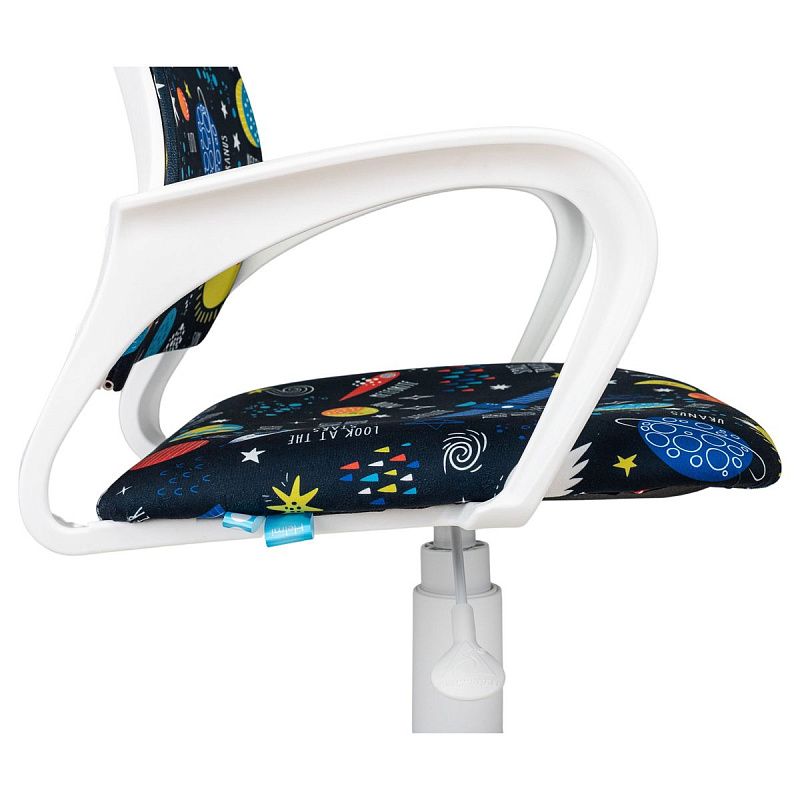 Кресло детское Helmi HL-K95 R (W695) "Airy", спинка сетка/сиденье ткань с рисунком шаттл мультиколор, пиастра, пластик белый