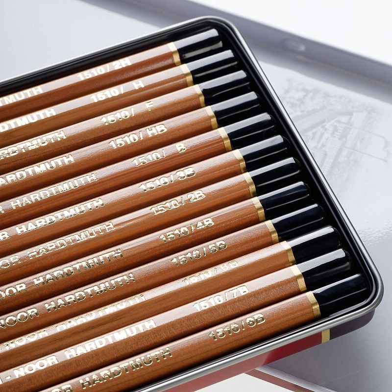 Набор карандашей ч/г Koh-I-Noor "1512" 12шт., 8B-2H, металл. пенал, с неокрашенным корпусом 