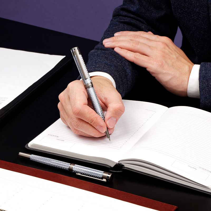 Набор Delucci "Stellato": ручка перьевая черная 0,8мм и ручка шариковая синяя 1мм, корпус серебро/хром, подарочная упаковка 