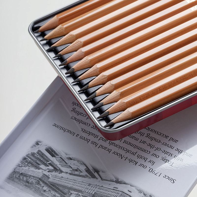 Набор карандашей ч/г Koh-I-Noor "1512" 12шт., 8B-2H, металл. пенал, с неокрашенным корпусом 