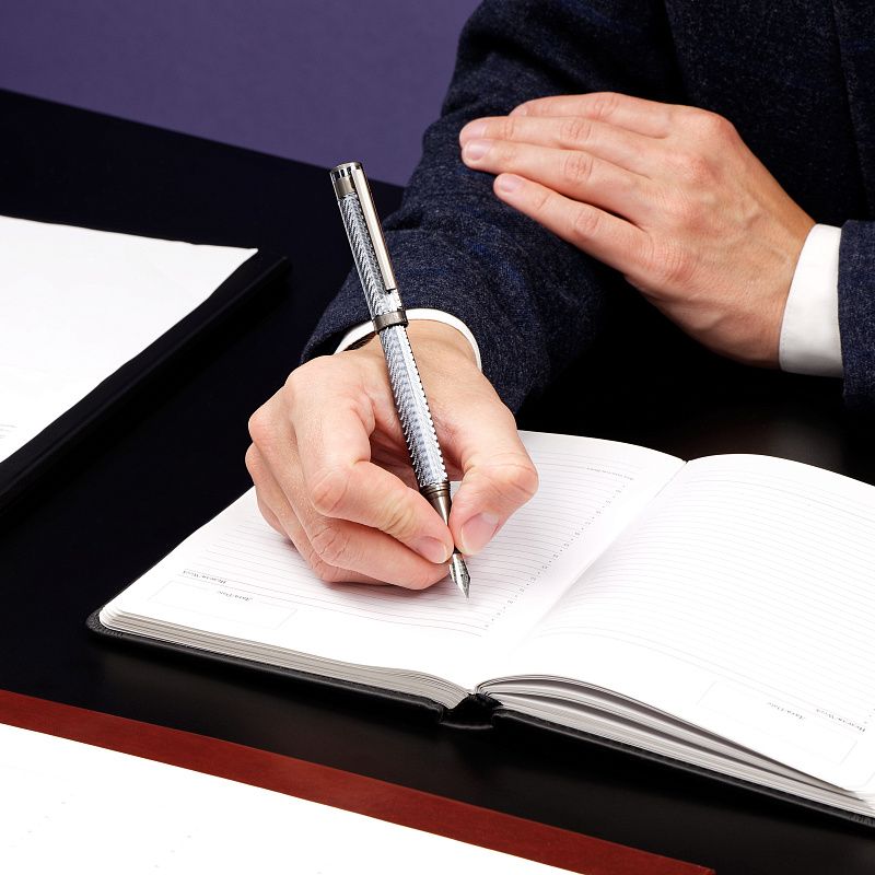 Ручка перьевая Delucci "Stellato" черная, 0,8мм, корпус серебро/хром, подарочный футляр 